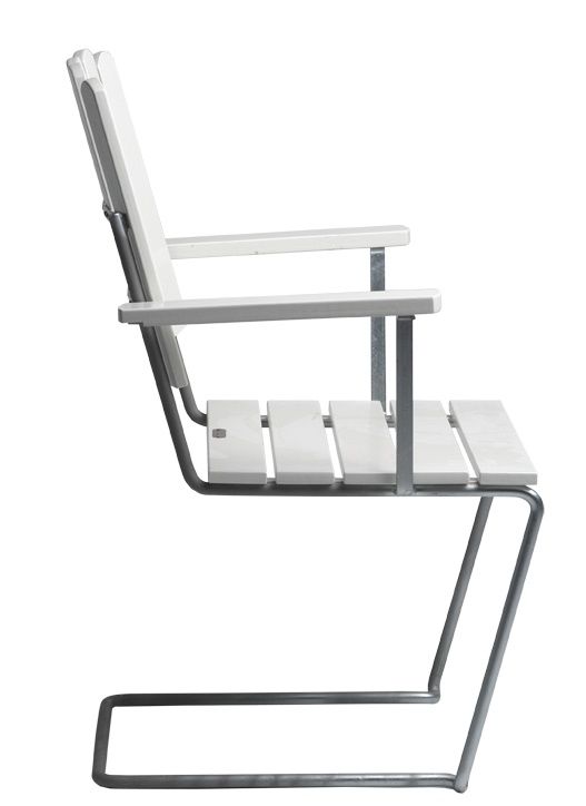 Armlehnstuhl A2 von Grythyttan Stalmöbler, Seitenansicht. Weiß lackiertes Eichenholz mit Stahlgestell. Gartenstuhl, Outdoor-Möbel.