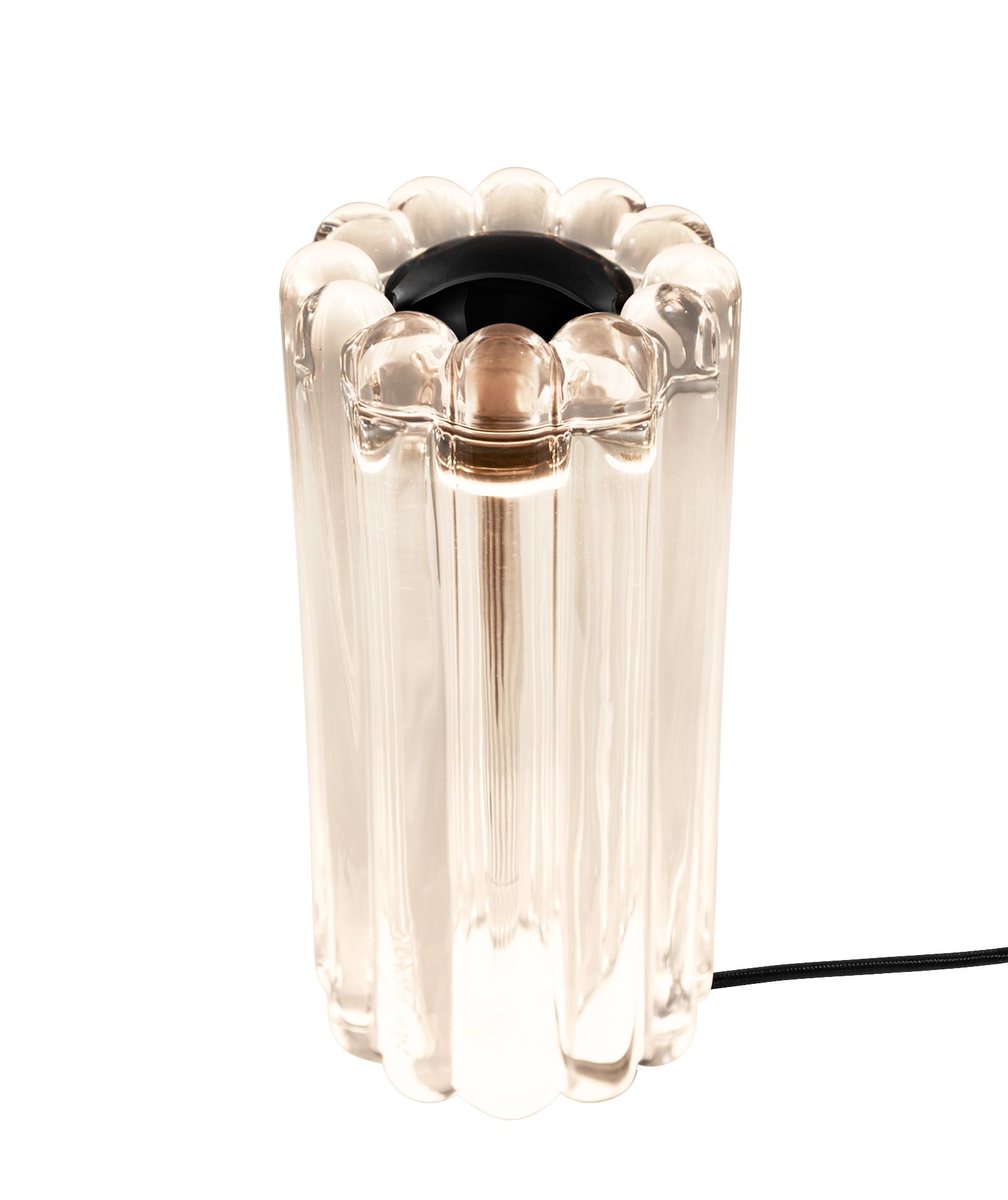 Press Tischleuchte von Tom Dixon: Moderne Tischlampe aus transparentem, geriffeltem Glas für stimmungsvolle Beleuchtung.