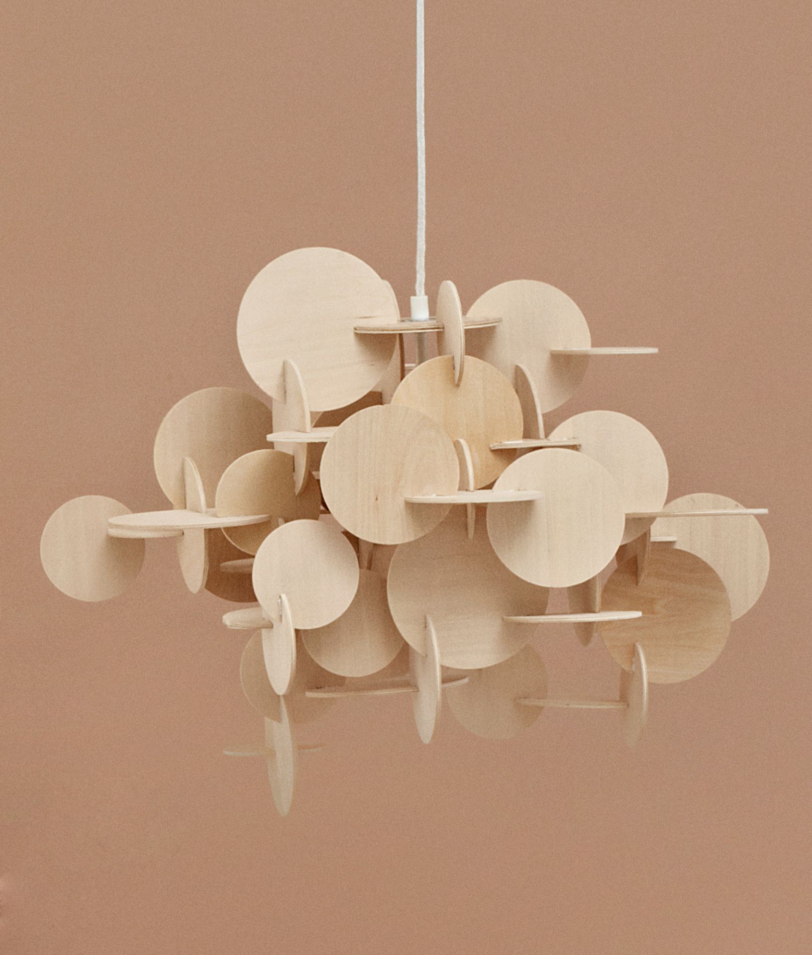 Bau Lamp Natur Pendelleuchte von Normann Copenhagen, kleine Holzlampe mit runden Elementen.