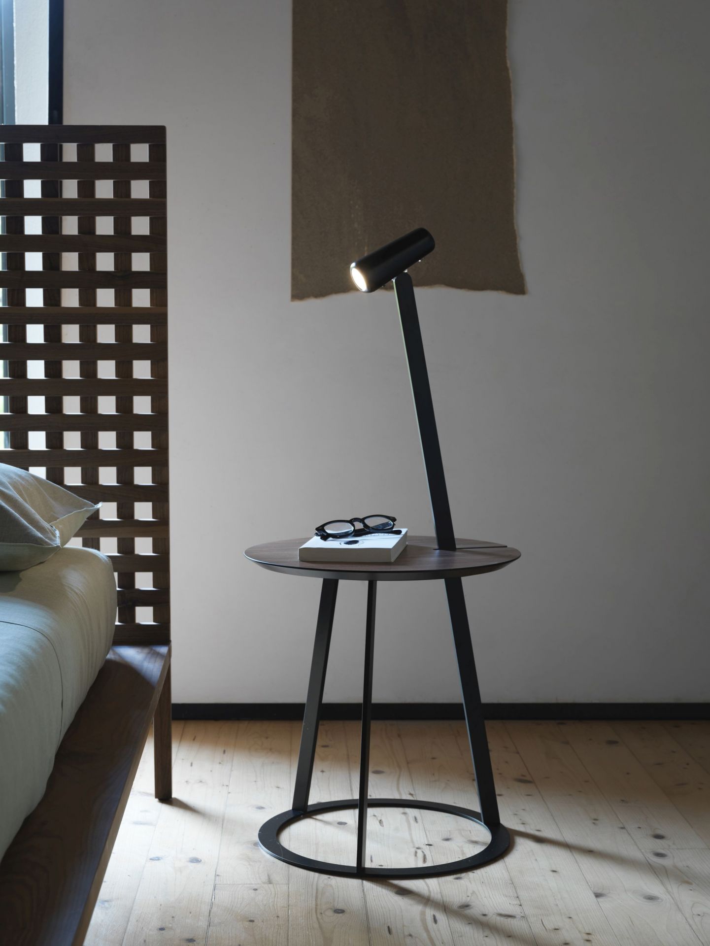 Albino Torcia Beistelltisch mit Lampe von Casamania Horm, Walnuss und Schwarz, neben Bett.