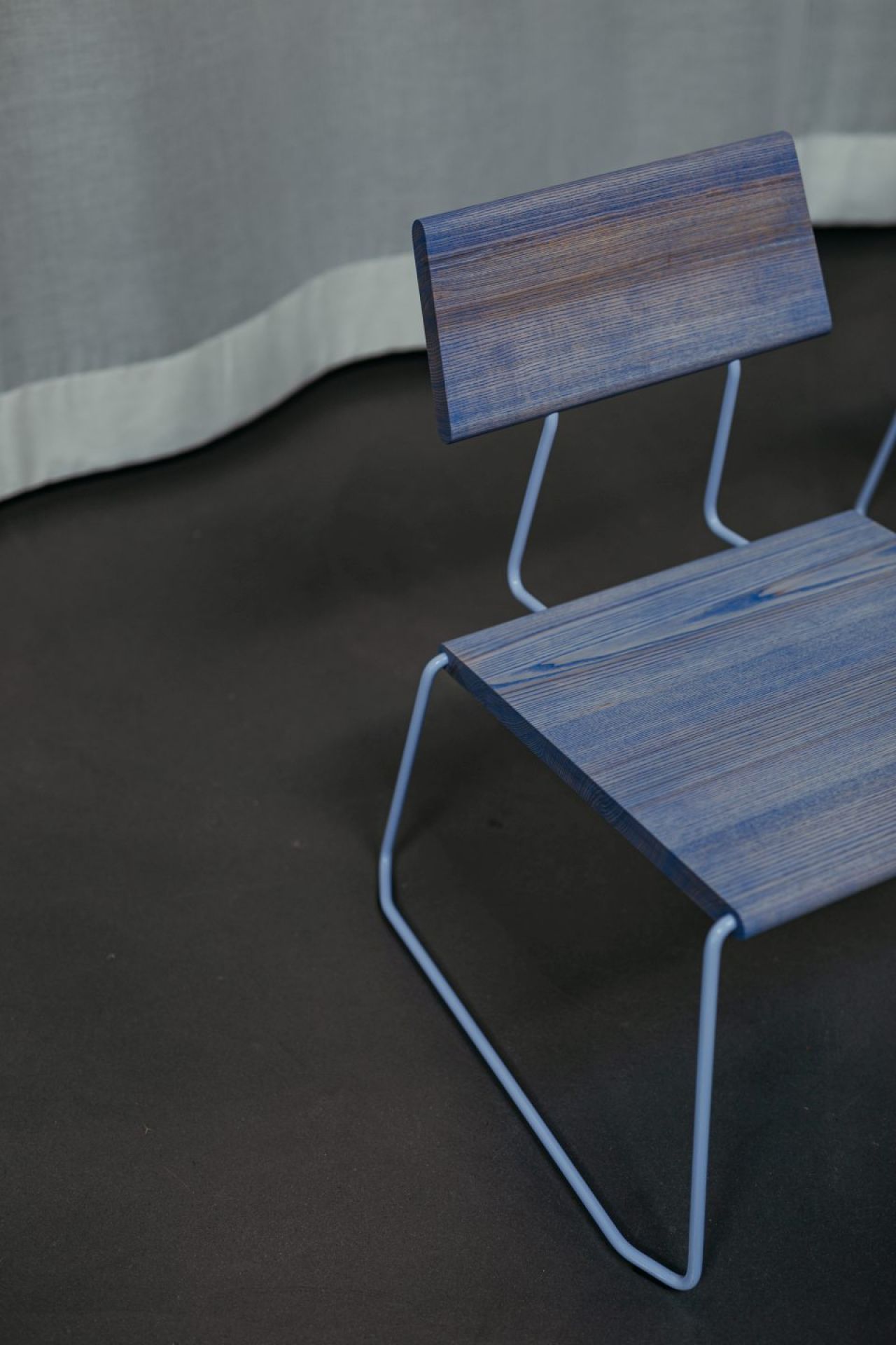 Nahaufnahme des D:007 Loungechairs Kohleschwarz von Fuchs & Habicht, moderner Designstuhl.