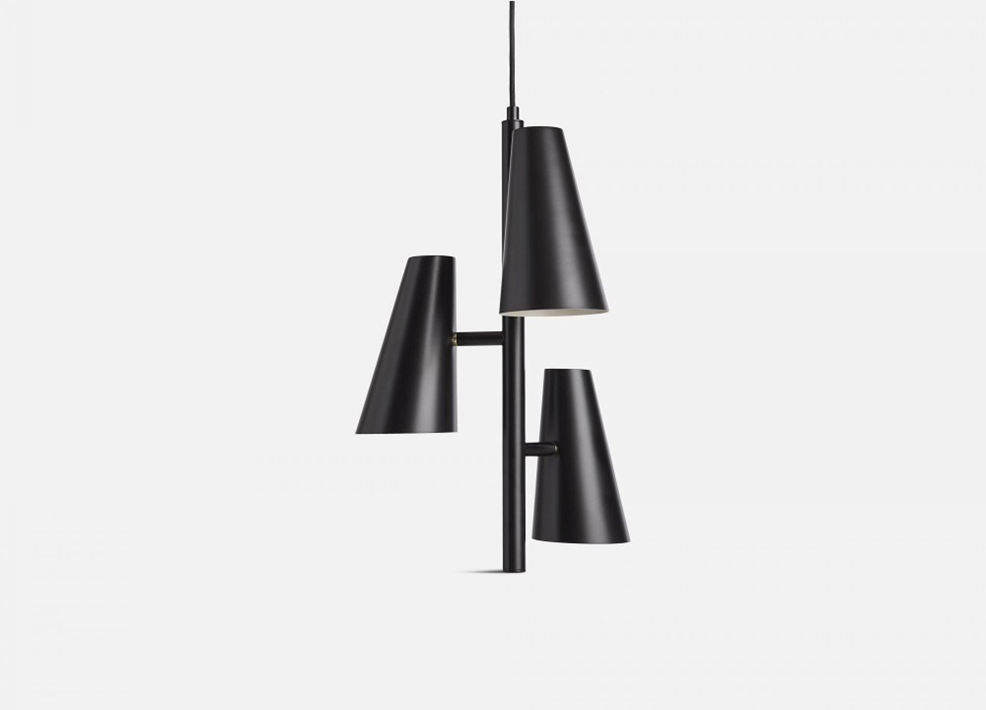 Schwarze Cono Pendelleuchte von Woud mit drei konischen Lampenschirmen für moderne Innenbeleuchtung.