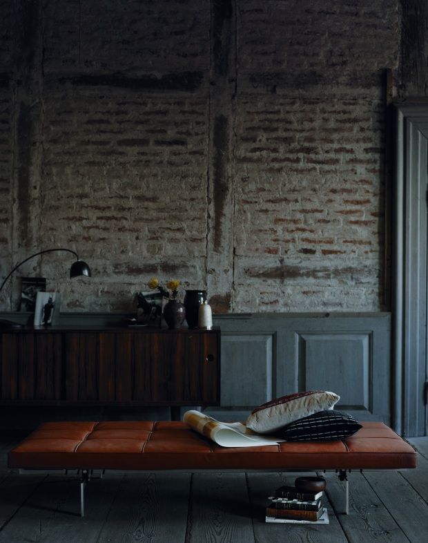 Braune PK81 Daybed Liege von Fritz Hansen in einem stilvollen, rustikalen Interieur.