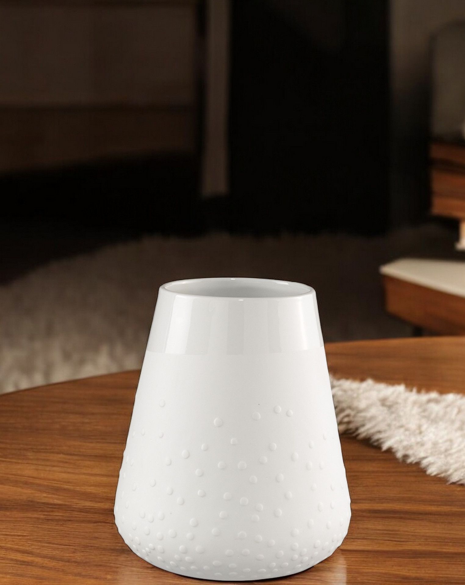 Weiße Zuhause Poesie Vase mit Punktmuster auf einem Holztisch, moderne Porzellanvase für Wohnkultur.