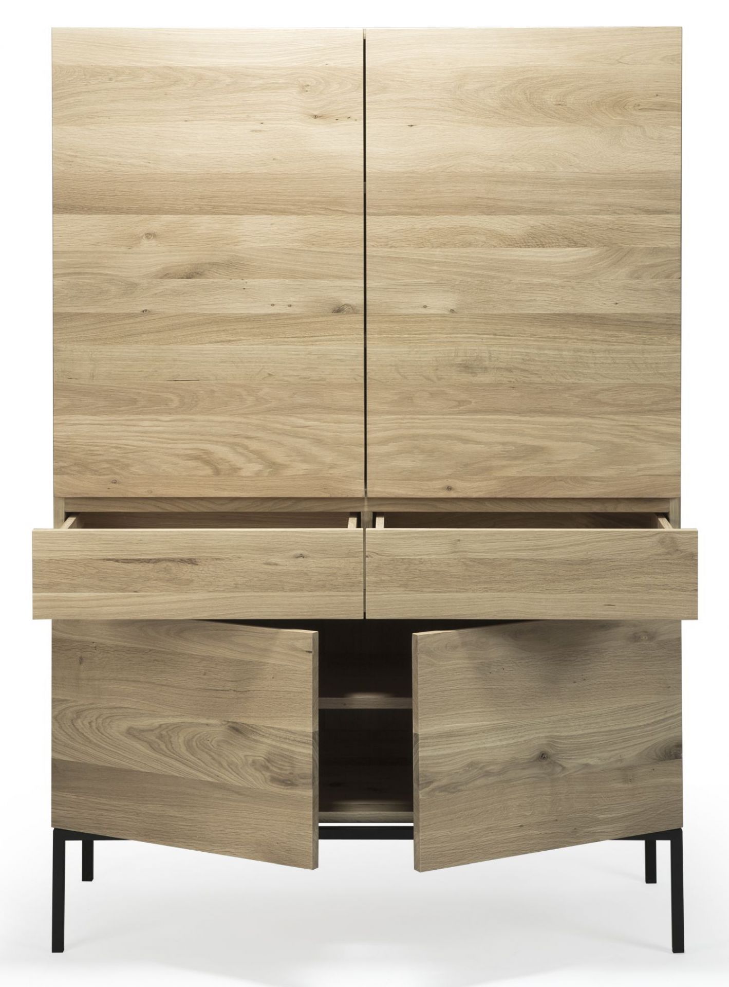 Ligna Hochschrank Eiche Ethnicraft: Moderner Schrank aus Eichenholz mit Schubladen und offenen Türen.