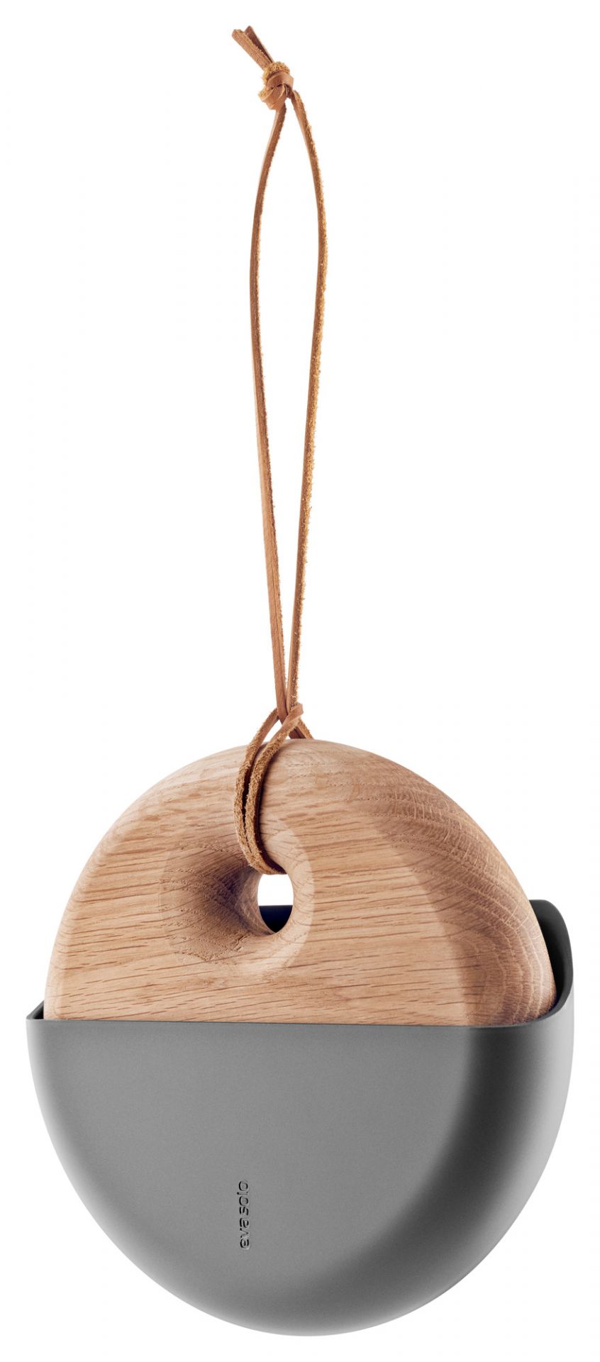 Eva Solo Sweep Handfeger und Kehrblech aus Holz und grauem Kunststoff mit Lederschnur zum Aufhängen.