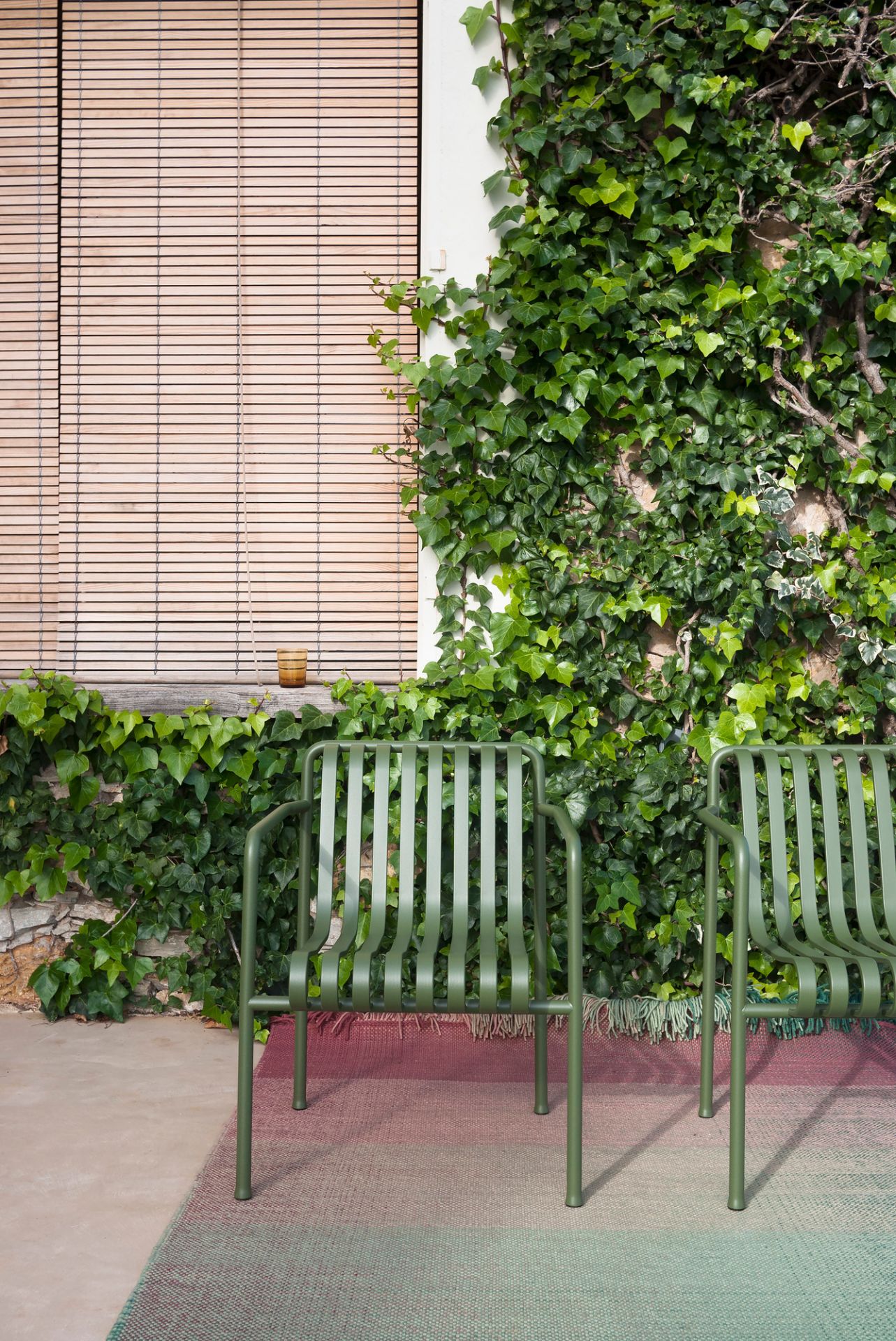 Nanimarquina Shade Outdoor Teppich, 170x240 cm, Palette 4. Outdoor Teppich mit Farbverlauf und zwei Stühlen.