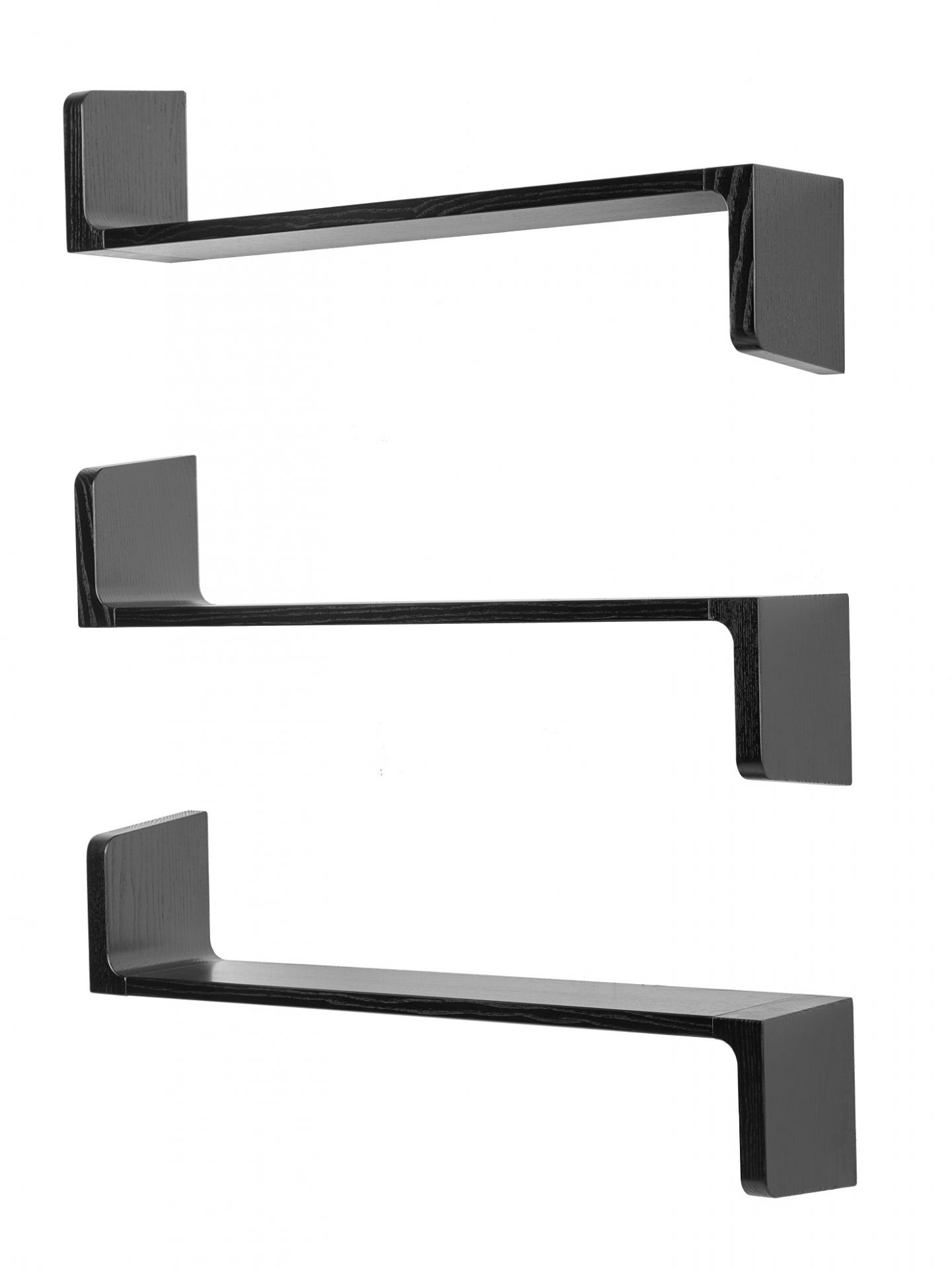 Drei schwarze Ulna Regalböden von Schönbuch, minimalistisches Design für moderne Wandgestaltung und stilvolle Aufbewahrung.