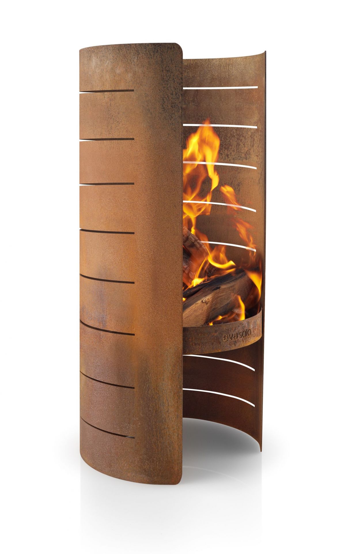 Eva Solo FireCylinder Gartenkamin aus Roststahl mit brennendem Holzfeuer im Inneren. Outdoor Feuerstelle für Garten und Terrasse.