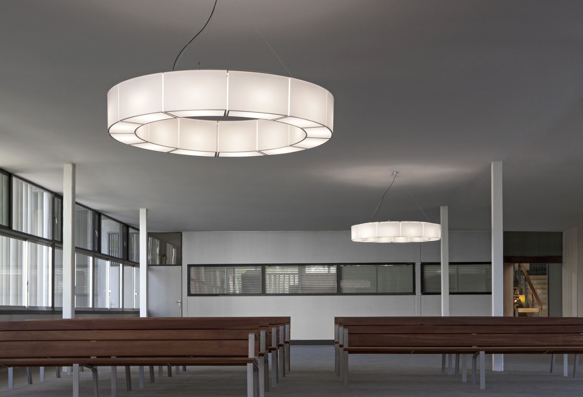 Santa & Cole Sexta Hängeleuchte: Runde Designerlampe mit Stoffschirm und indirektem Licht.