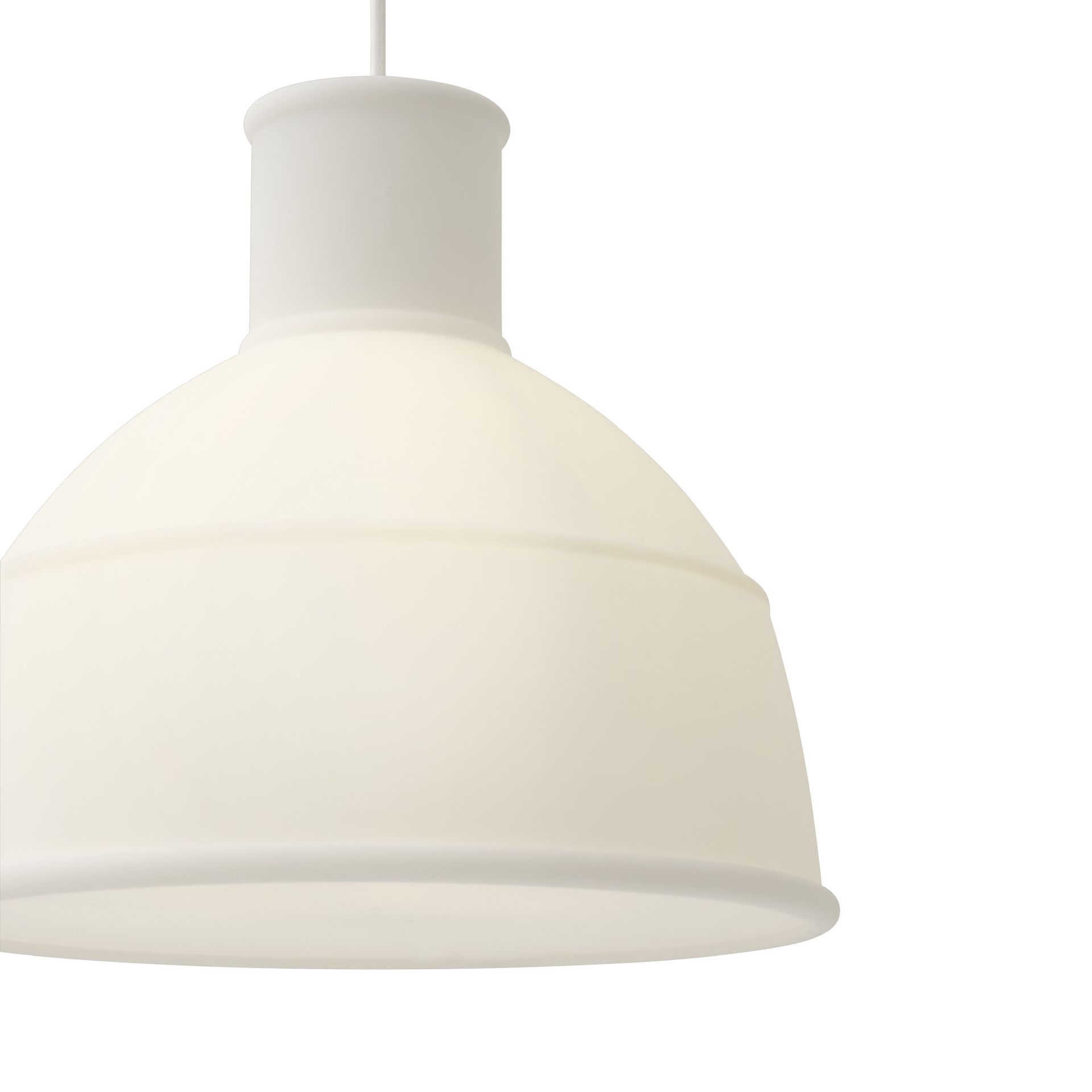 Nahaufnahme der Muuto Unfold Pendelleuchte in transluzentem Weiß, moderne Hängelampe für Wohnzimmer und Essbereich.