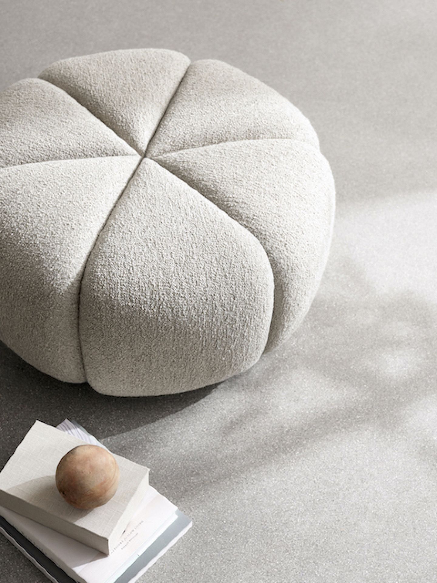 Off White Vipp Pouf Hocker aus Stoff, detailreiche Nahaufnahme, Sitzmöbel für Wohnzimmer und Lounge.