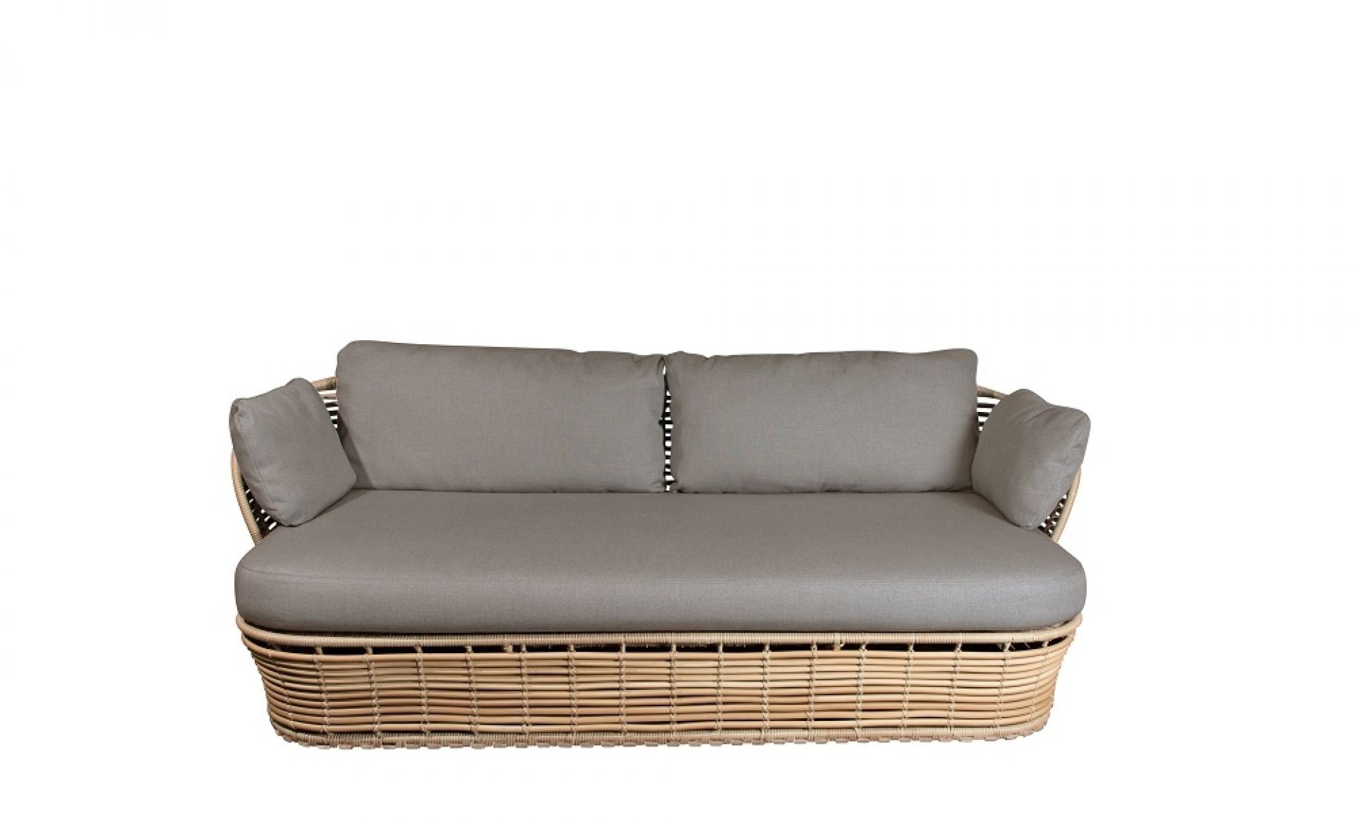 Basket Outdoor Sofa von Cane-Line: 2-Sitzer Gartensofa aus Rattan mit grauen Kissen.