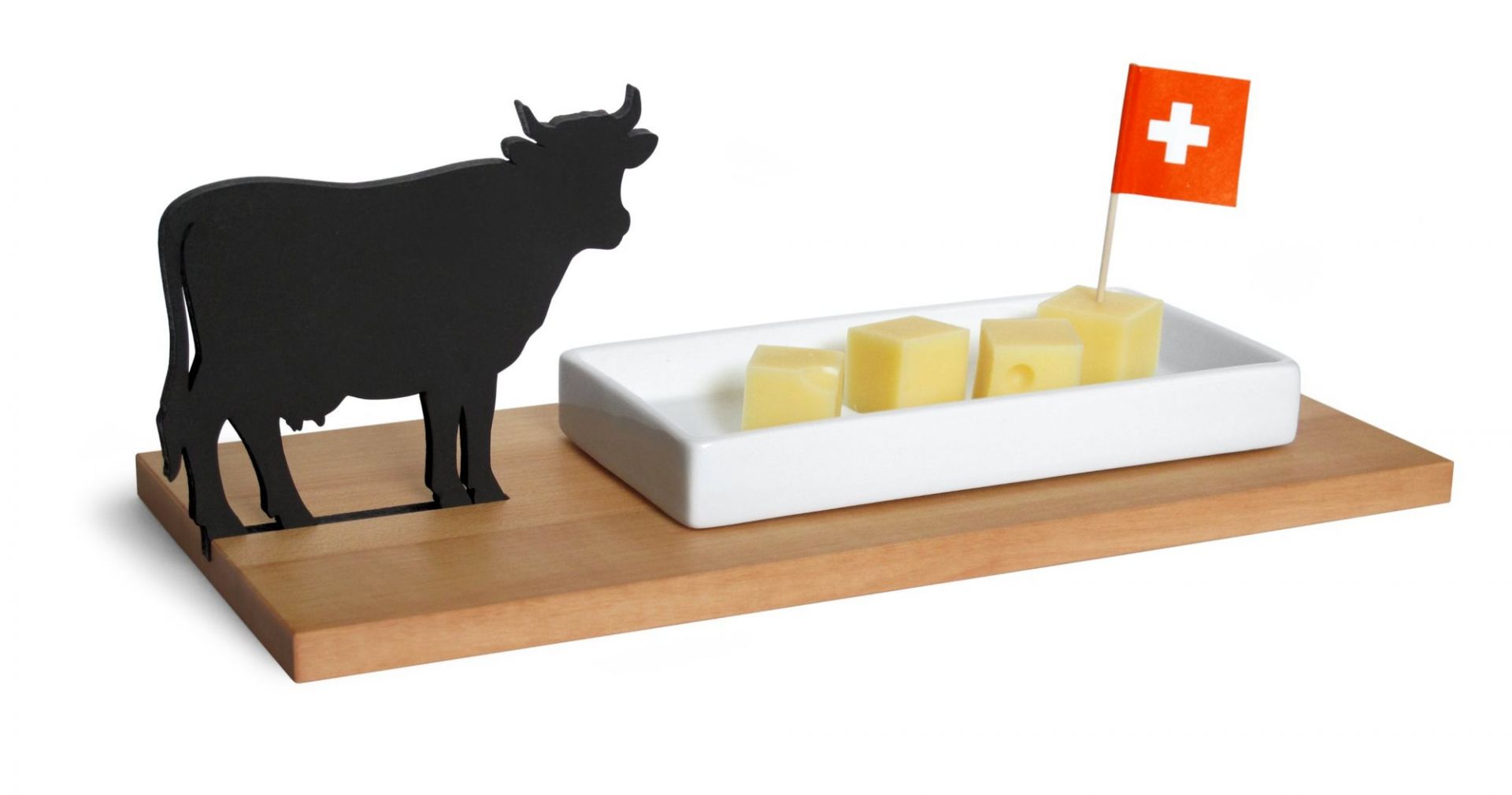 Käseschale mit Kuh-Silhouette, Käsewürfeln, Schweizer Flagge auf Holzbrett. Dekoratives Käsebrett für Feinschmecker.