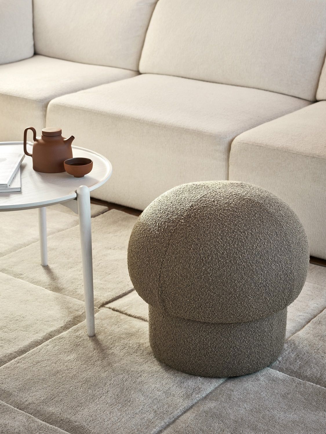 Nahaufnahme des Uno Pouf Hockers von Design House Stockholm in Grün, stilvolles Wohnaccessoire.