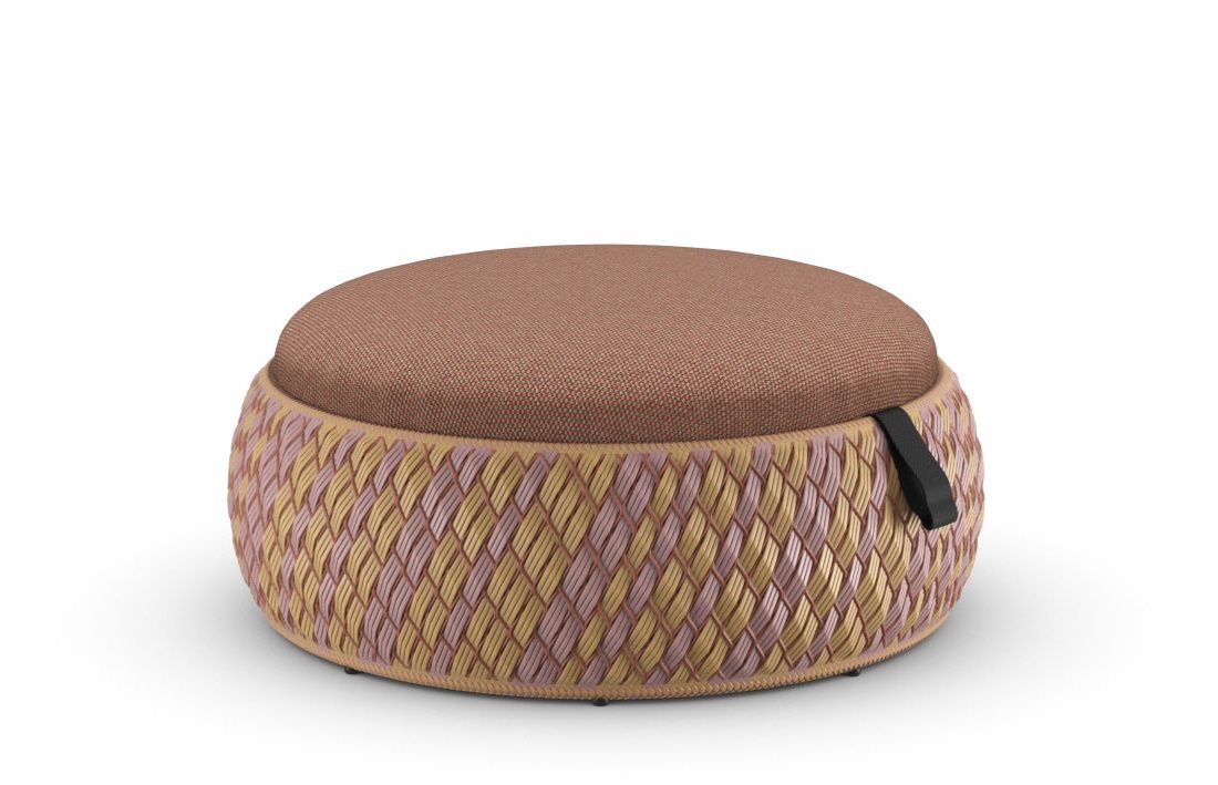 Dala Hocker von Dedon, runder Outdoor Hocker mit braunem Sitzkissen und geflochtenem Korpus.