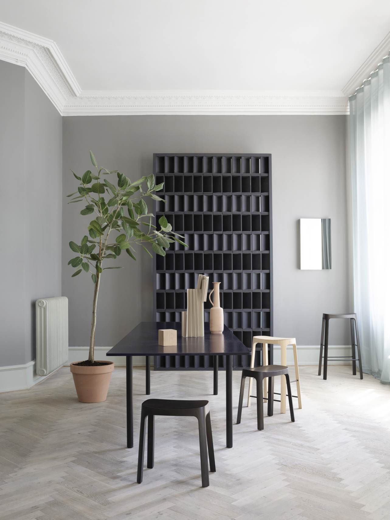 Crofton Barstool Barhocker von Please wait to be seated in minimalistischem Interieur. Moderne Barstühle aus Holz.