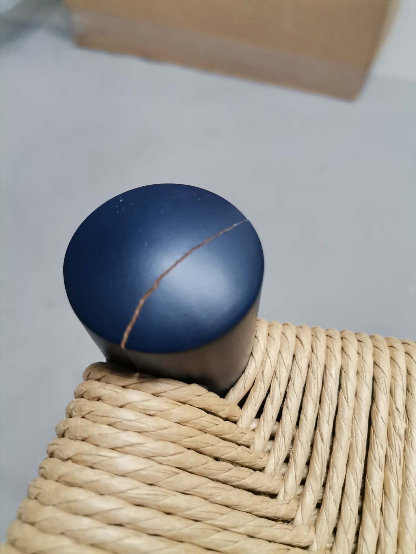 Detailaufnahme: Blauer CH53 Hocker von Carl Hansen & Søn mit Riss im Holz, Mängelexemplar.