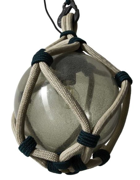 Cassina Bollicosa Nautilus Pendelleuchte für den Außenbereich: Glaskugel in Seilnetz, moderne Outdoor-Beleuchtung.