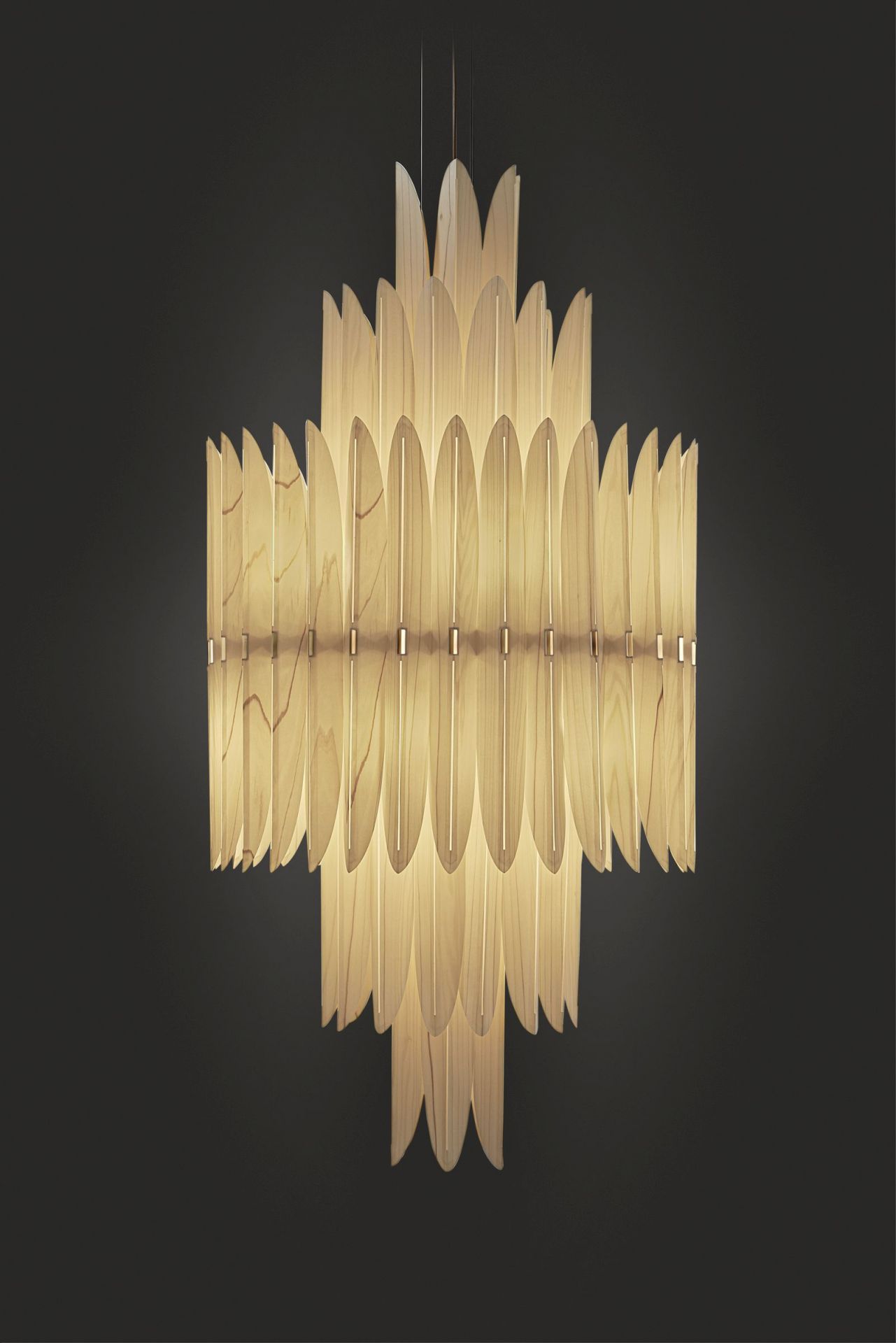 Voliere Pendelleuchte von LZF Lamps, moderne Hängelampe aus Holzfurnier, warmes Licht.