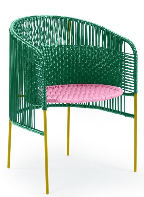 Caribe Dining Chair: Smaragdgrüner Outdoor-Stuhl mit Kaugummirosa Sitzfläche und currygelben Beinen. Gartenmöbel für Terrasse.