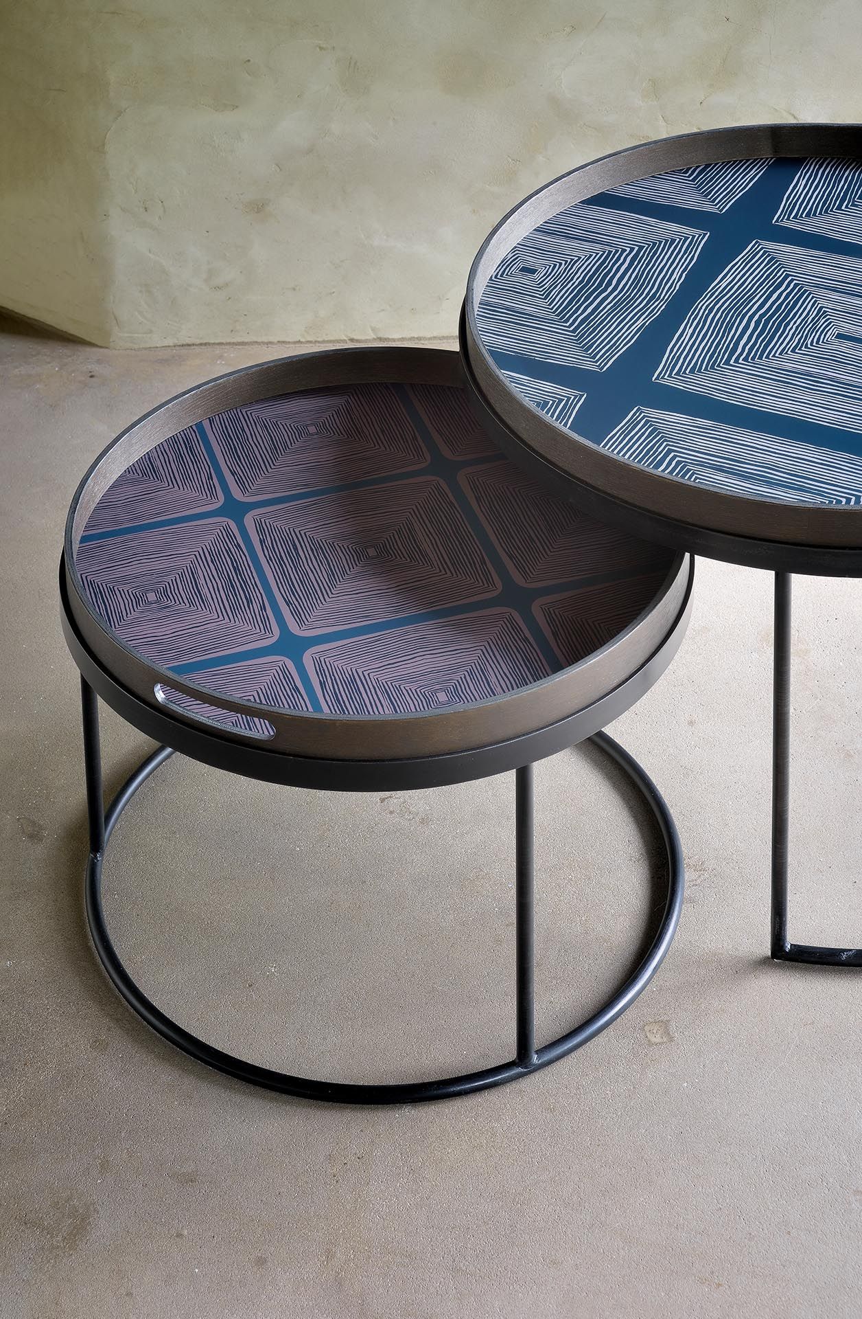 Couchtisch 2er Set, schwarz, rund, mit Muster. Beistelltische im Ethnicraft Design.