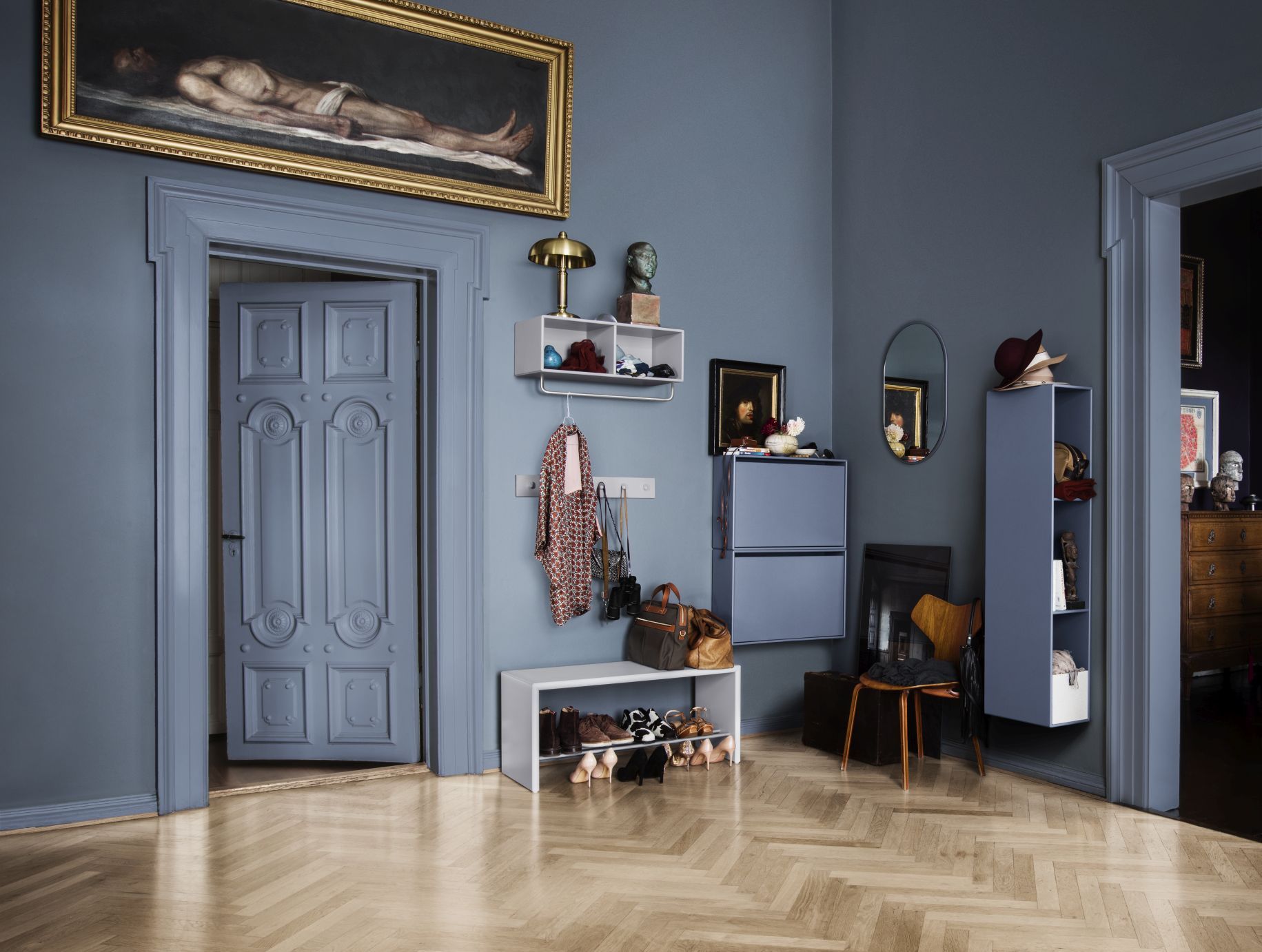 Eingangsbereich mit Hall Montsk Schuhbank, Schuhregal und Garderobenmöbel in modernem Design.