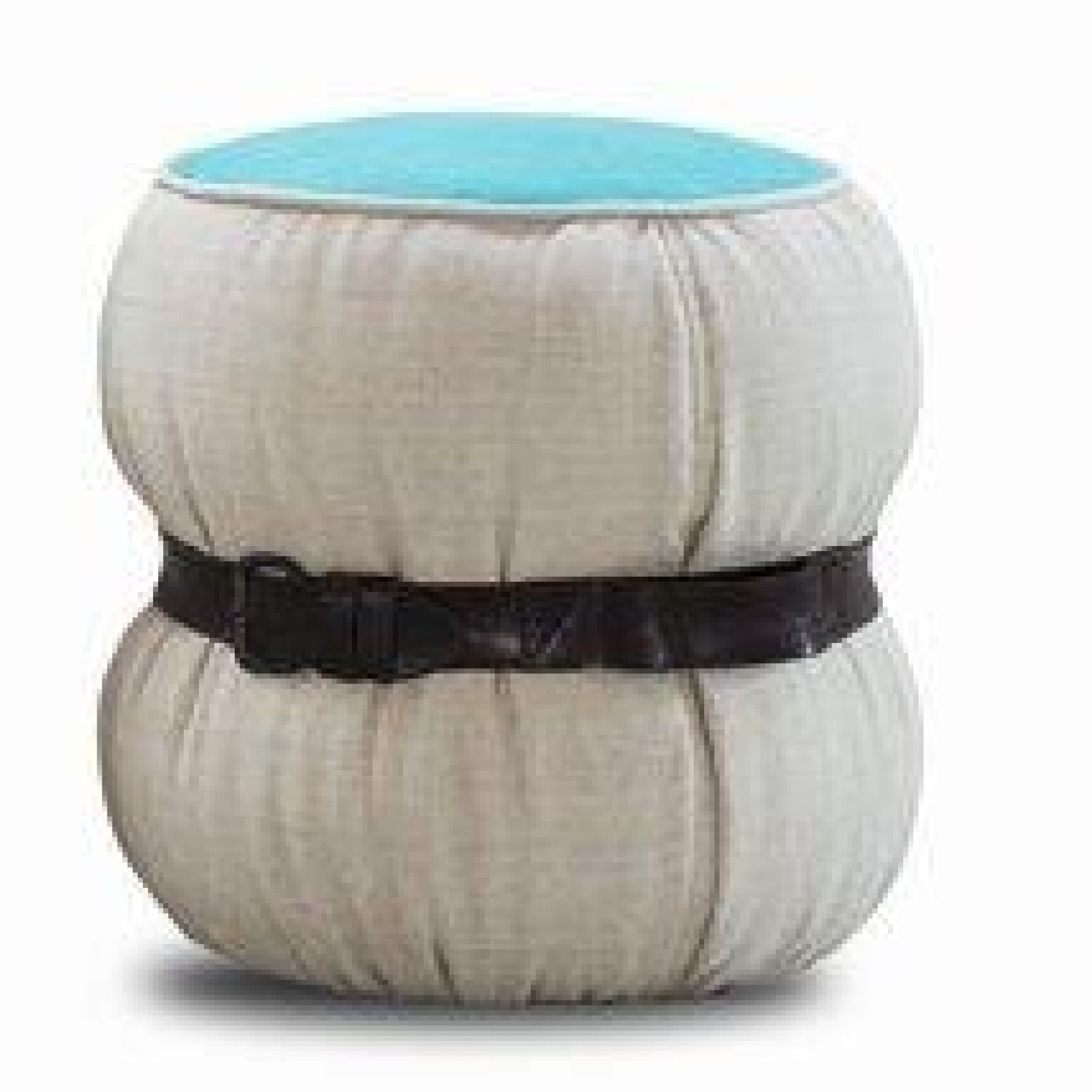 Chubby Chic Hocker von Moroso Diesel, runder Sitzhocker mit blauem Kissen und schwarzem Gürtel.