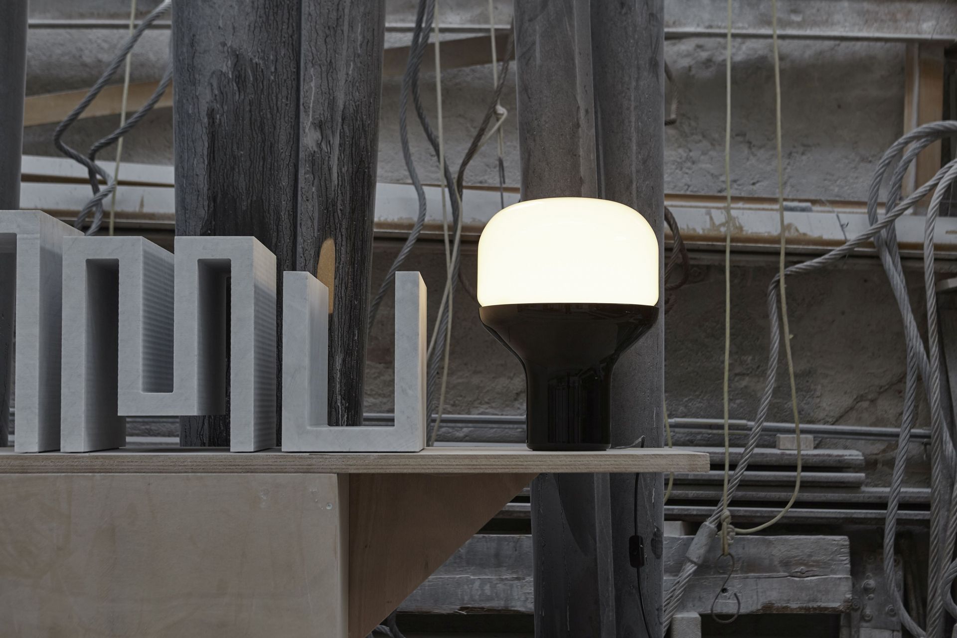 Nahaufnahme der Martinelli Luce Tischleuchte: Modernes Design mit warmem Licht für Wohnraum und Büro.