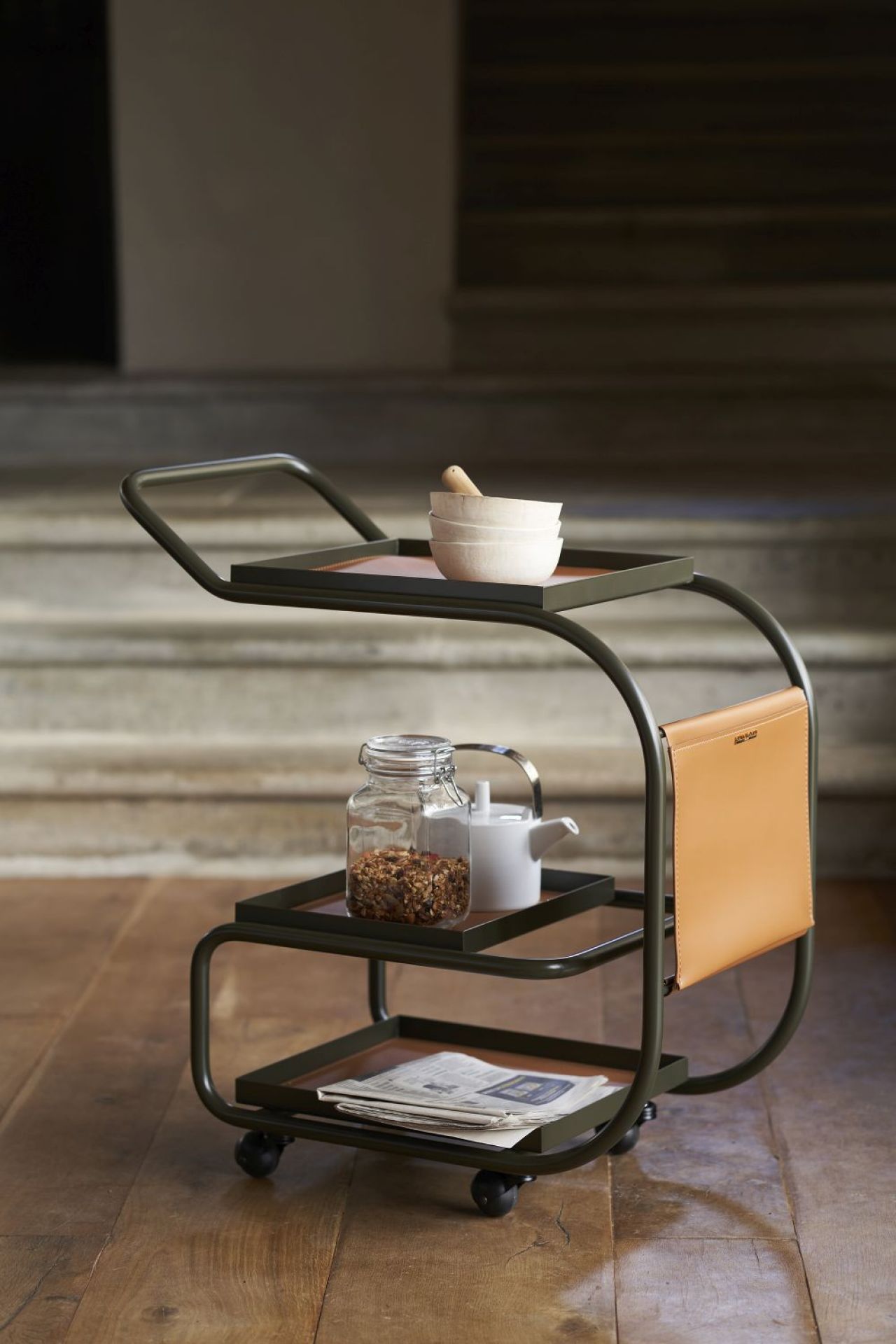 Zenzero Servierwagen in Dunkelgrün von Opinion Ciatti mit drei Ablagen und Lederdetail.