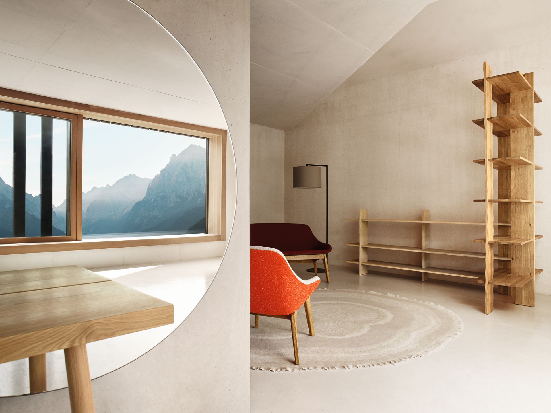 Read Noon Stehleuchte Lichtgrau: Moderne Stehlampe im minimalistischen Wohnzimmer mit Holzregal und Designermöbeln.