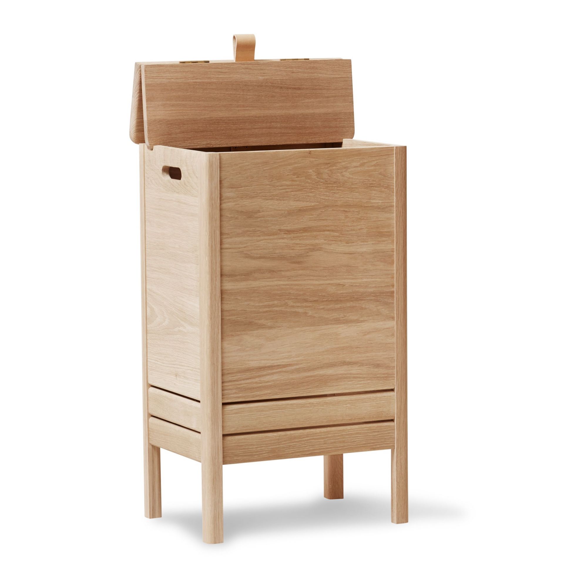 A Line Wäschekasten aus Eiche, weiß geölt, mit offenem Deckel und Griff.