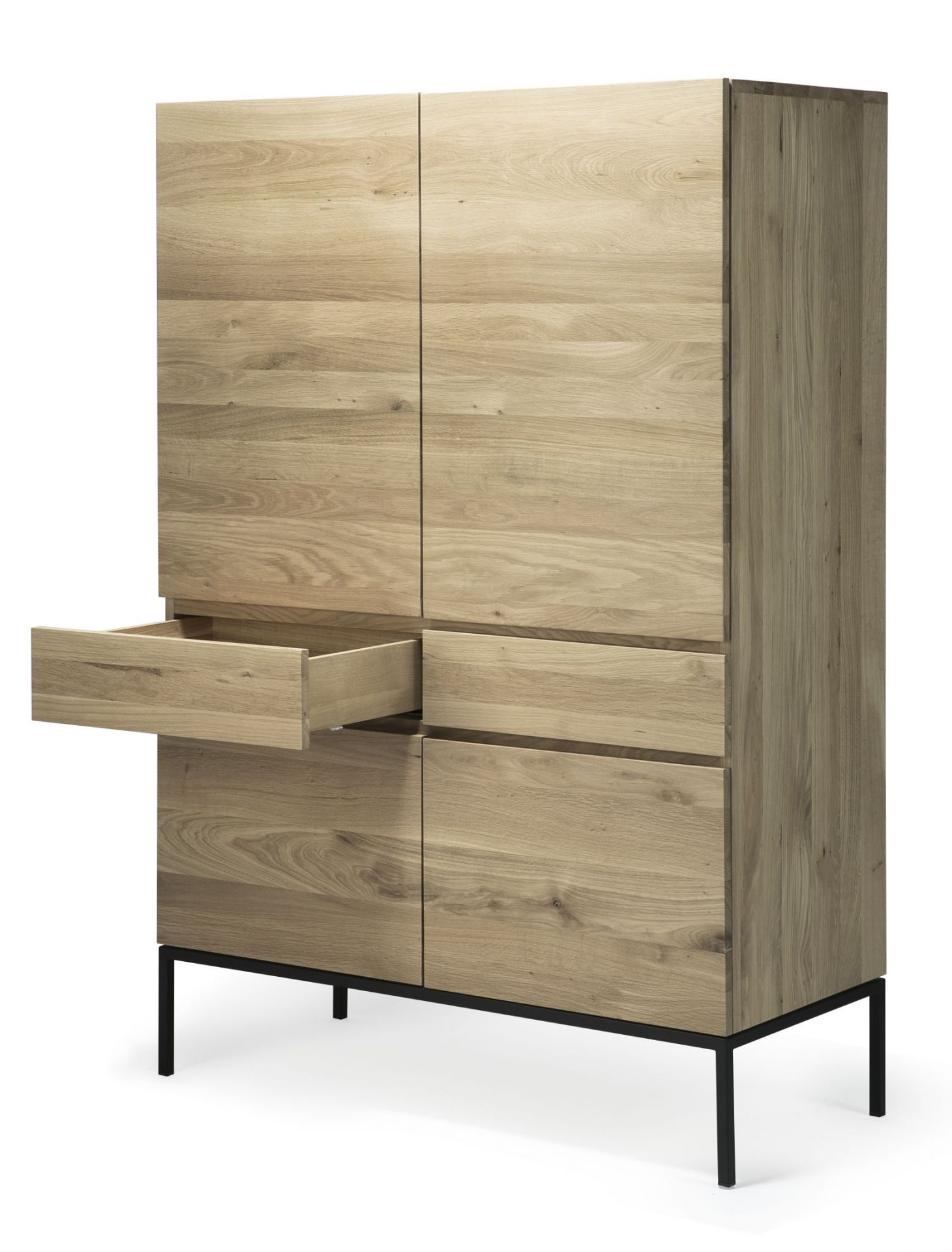 Ligna Hochschrank aus Eiche von Ethnicraft mit Schubladen und Türen auf schwarzem Metallgestell.