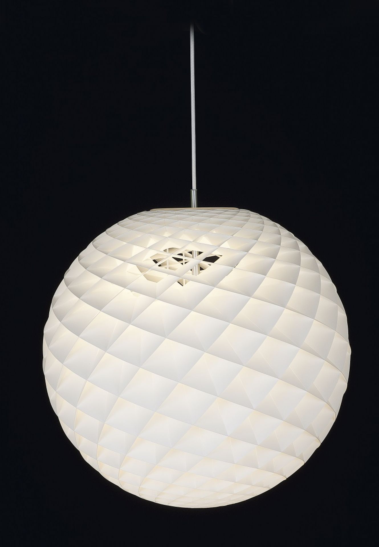 Weiße Patera Pendelleuchte von Louis Poulsen, kugelförmig mit geometrischem Muster, modernes Design für Wohnräume.