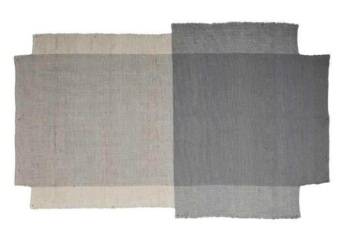 Nobsa Teppich, kleines Modell, Verkehrsgrau und Beige: Detailansicht des gewebten Teppichs.