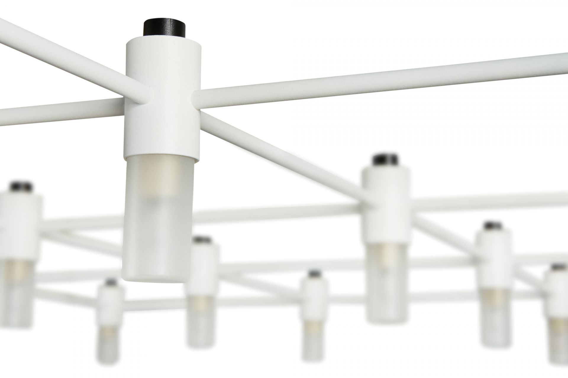 Detailaufnahme der modernen Quadrante Pendelleuchte mit weißem Gestell und zylindrischen Lampenschirmen.