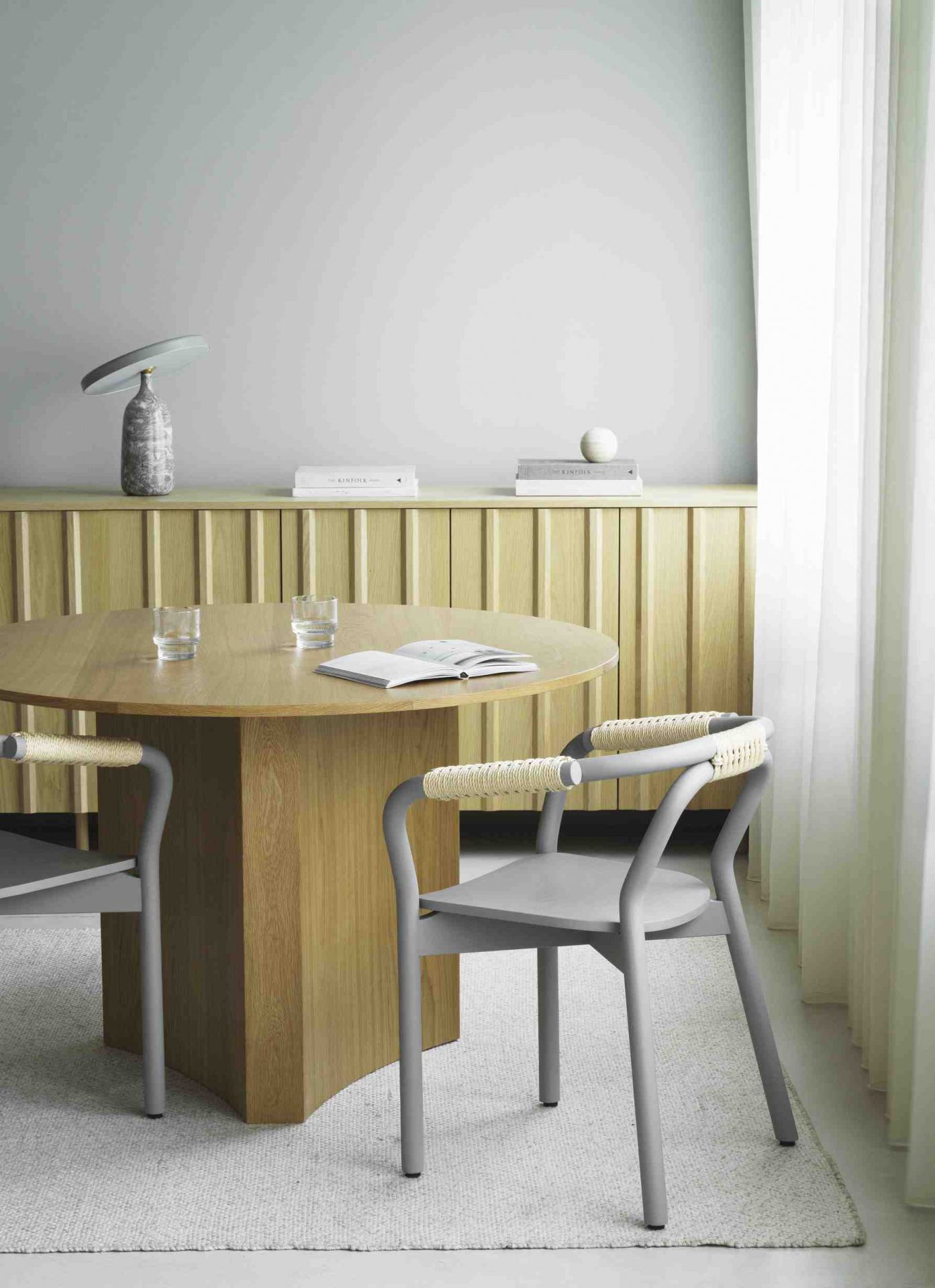 Runder Bue Table Esstisch von Normann Copenhagen mit Stühlen und Tischdeko.