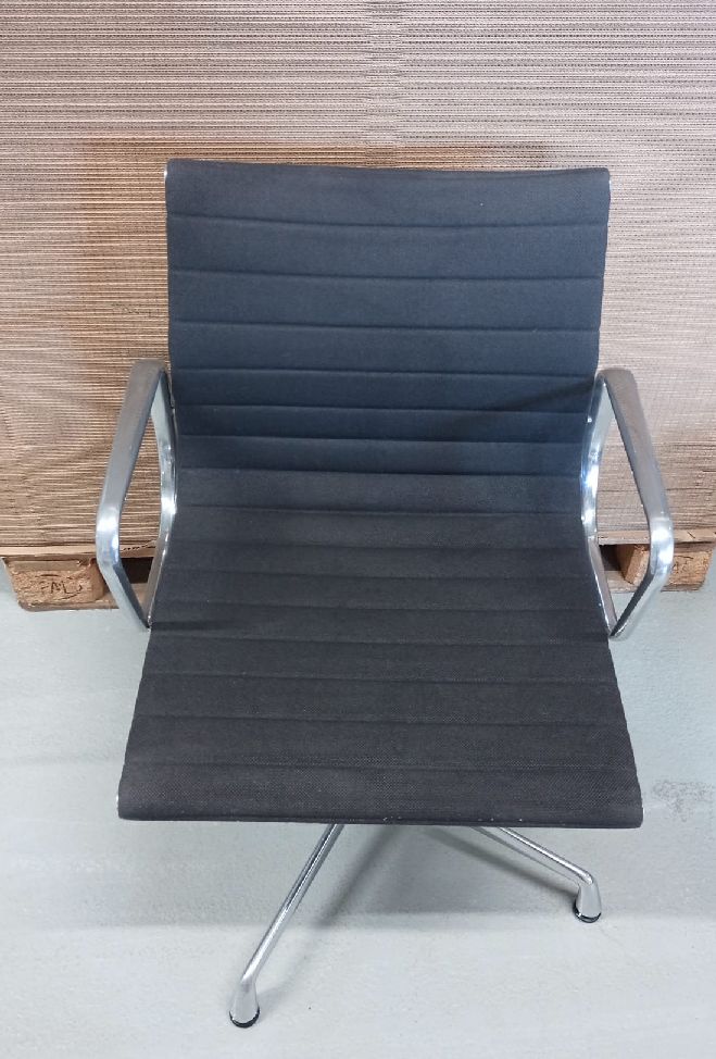 Aluminium Chair EA 104 / EA104 Stuhl NERO/MOORBRAUN Vitra AUSSTELLUNGSSTÜCK / GEBRAUCHTMÖBEL