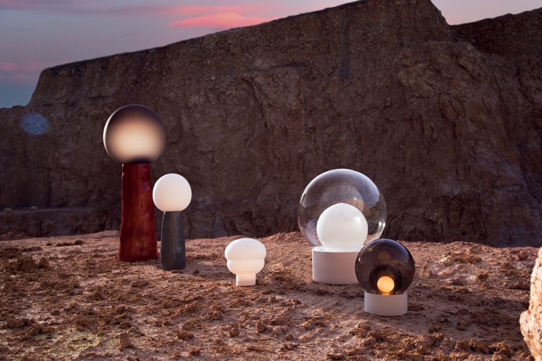 Produktbild: Mehrere Kumo Tischleuchten von Pulpo in verschiedenen Größen und Farben.