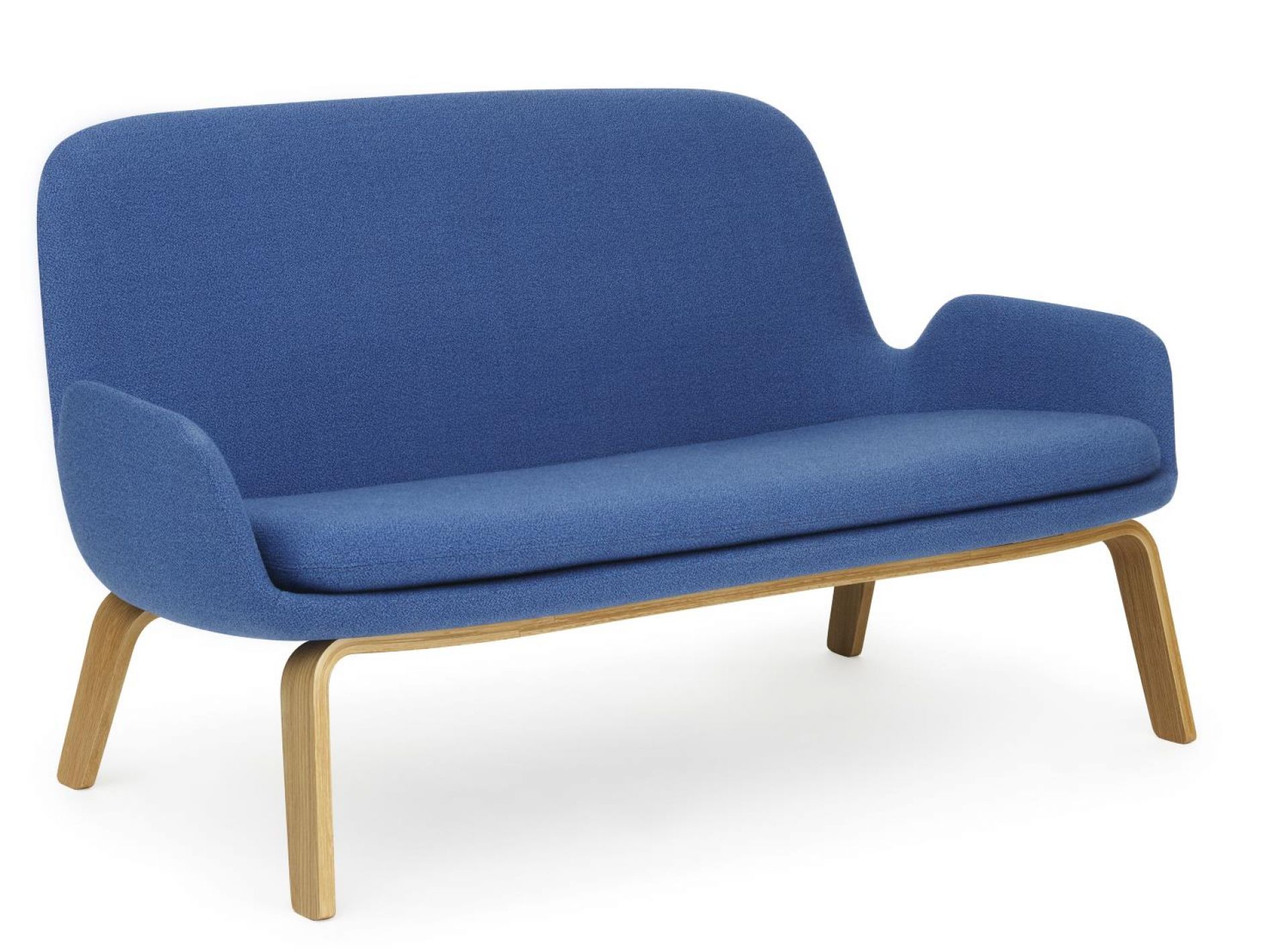 Blaues Era Sofa von Normann Copenhagen mit Holzgestell, modernes skandinavisches Design.