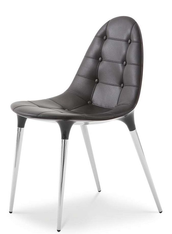 Cassina Caprice Stuhl mit Vierfußgestell, schwarzes Leder, Knopfheftung und Chrombeine. Moderner Designstuhl.