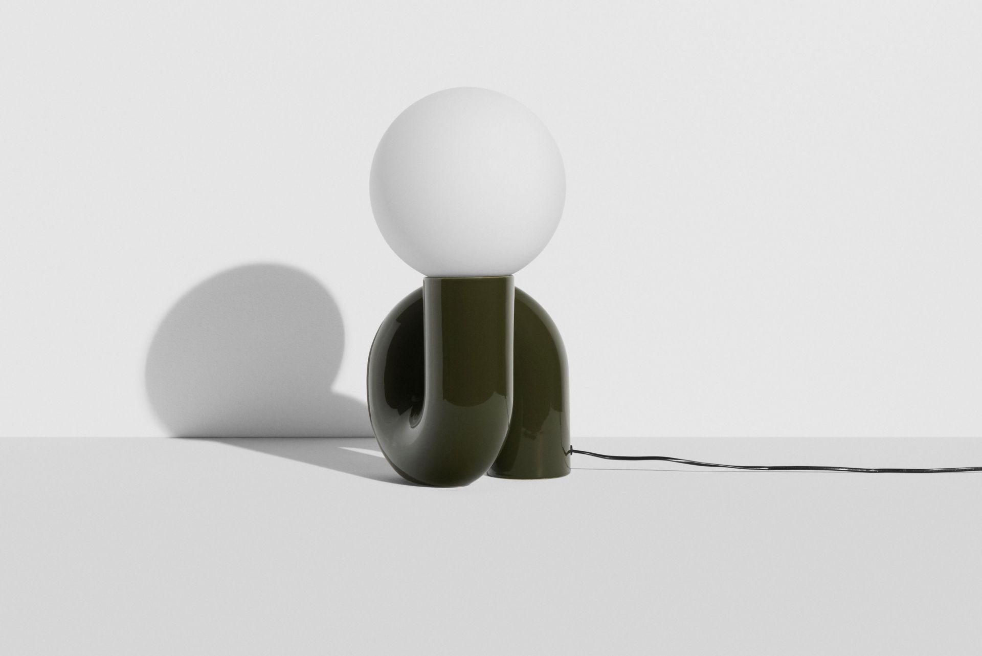 Neotenic Tischleuchte groß von Petite Friture: Moderne Tischlampe mit grünem Fuß und weißem Lampenschirm.