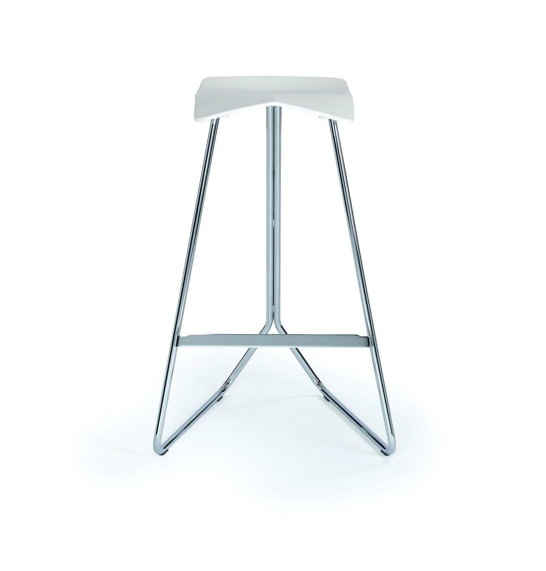 Triton Barhocker von ClassiCon, weißer Sitz und verchromtes Gestell, modernes Design für Küche oder Bar.