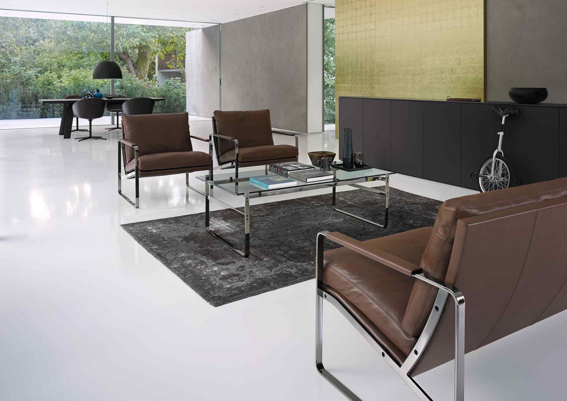 Wohnzimmer mit braunen Ledersesseln und Couchtisch, Walter Knoll Sessel im modernen Design.