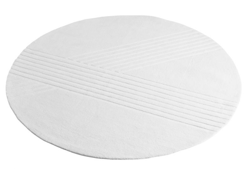 Weißer, runder Kyoto Rug Teppich von Woud (Ø 250 cm) mit dezentem, linearem Muster.