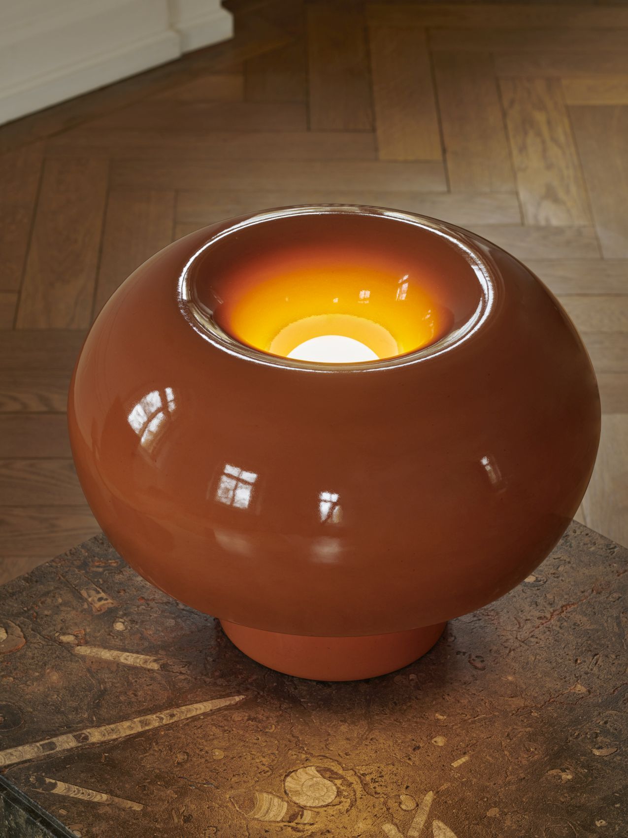 Fonte Tischleuchte in Karamellbraun: Runde Designerlampe als Einzelstück für stimmungsvolle Beleuchtung.