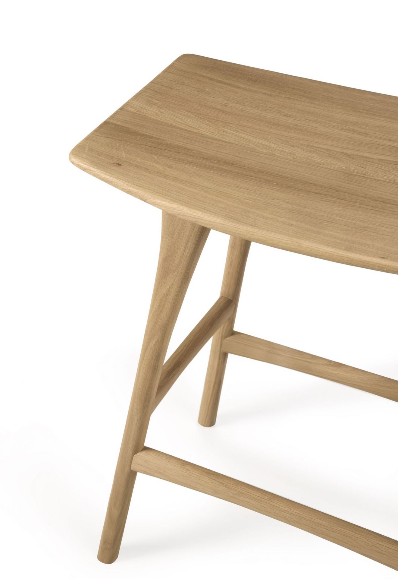 Detailaufnahme des Ethnicraft Osso Hockers aus Eiche, modernes Design für Küche und Bar.