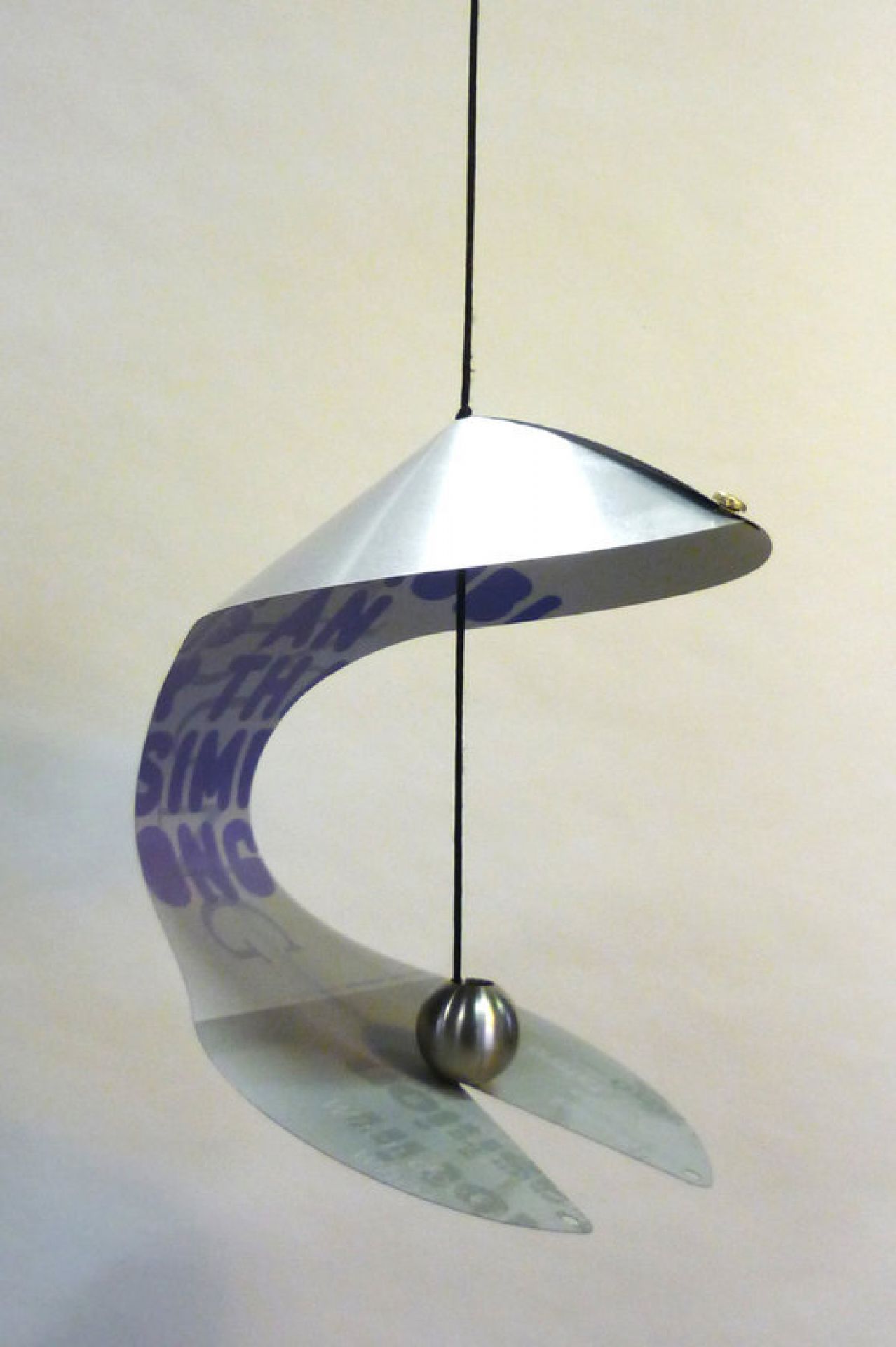 Vogelstation von Daniel Grimme, ein hängendes Einzelstück mit Metallkegel, Schriftband und Kugelpendel.