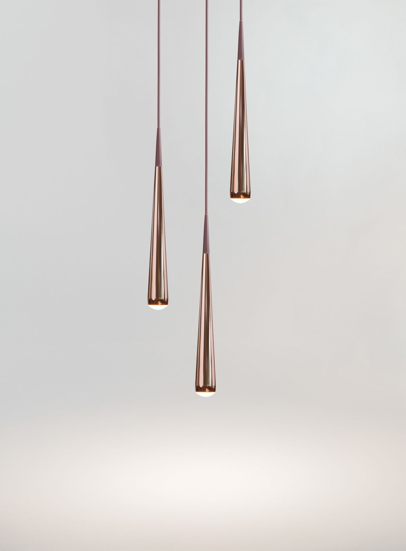 Niceone Pendelleuchte: Drei moderne Hängelampen in Grau mit eleganten, konischen Lampenschirmen.