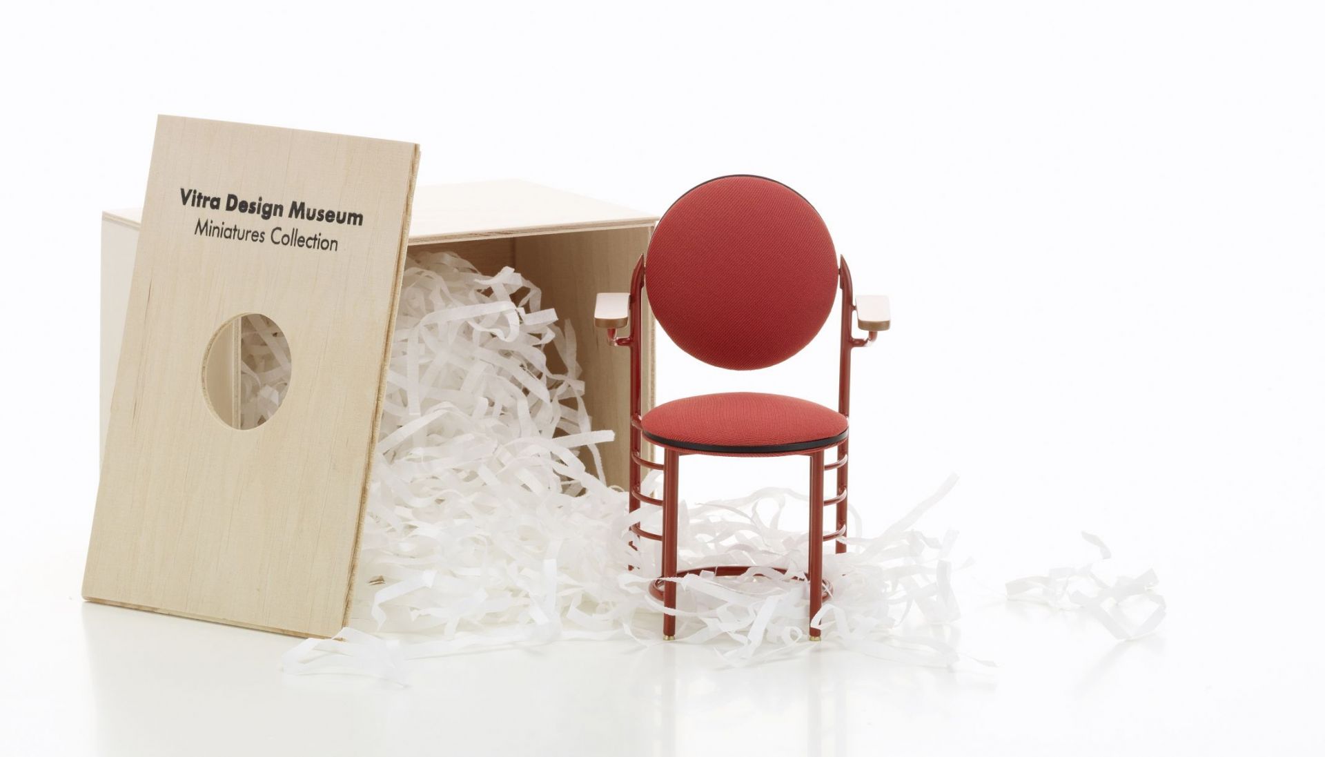 Johnson Wax Chair Miniatur von Vitra, roter Design Stuhl mit Holzkiste.